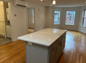 160 Newbury St, Unit 4 in Boston, MA - Building Photo - Building Photo