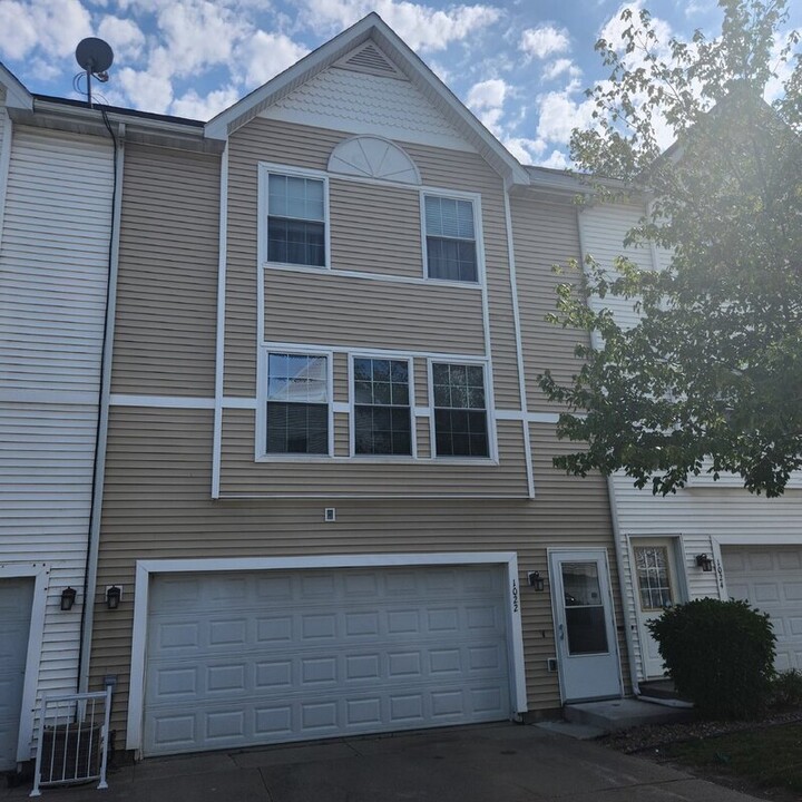1022 10th Ave NW in Altoona, IA - Building Photo