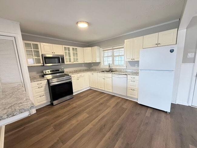 property at 2023 Highland Rd