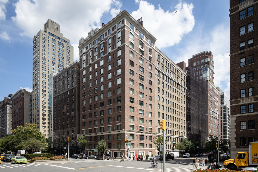 1045 Park Ave in New York, NY - Building Photo