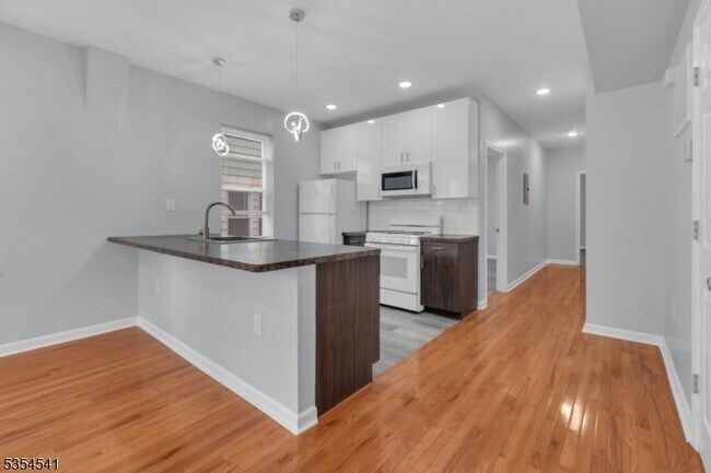 10 Walter Pl in Irvington, NJ - Foto de edificio - Building Photo