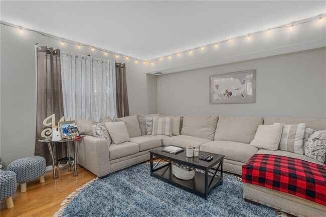 3524 W Shore Rd in Warwick, RI - Foto de edificio - Building Photo