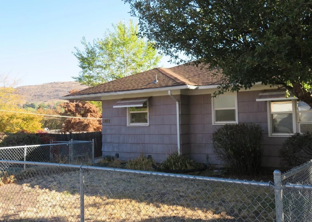 1411 Crescent Ave, Unit 1411 in Klamath Falls, OR - Foto de edificio