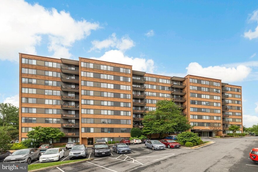 4390 Lorcom Ln, Unit 503 in Arlington, VA - Building Photo