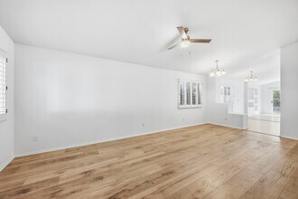 7319 W Eugie Ave in Peoria, AZ - Foto de edificio - Building Photo