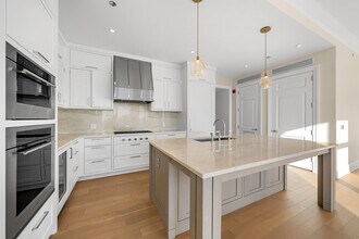 451 E Grand Ave in Chicago, IL - Building Photo - Building Photo