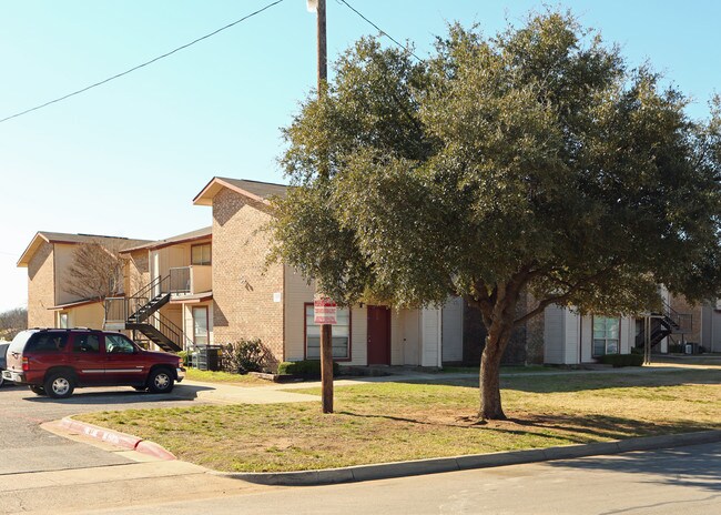 Webber Garden Apartments in Fort Worth, TX - Foto de edificio - Building Photo
