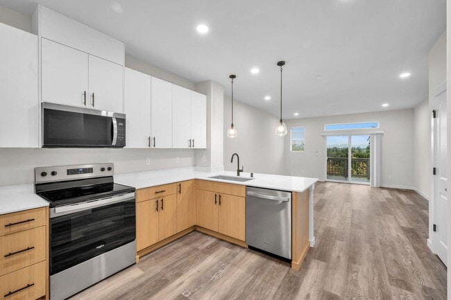 15613 Admiralty Way in Lynnwood, WA - Building Photo - Building Photo