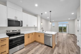 15613 Admiralty Way in Lynnwood, WA - Building Photo - Building Photo