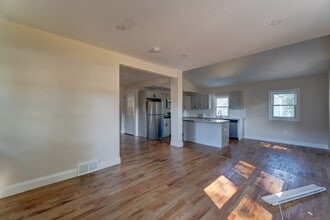 37 Moulthrop St in North Haven, CT - Building Photo - Building Photo