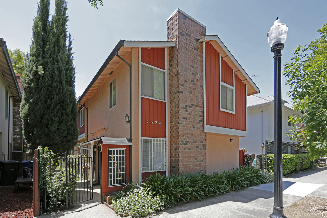 2524 I St in Sacramento, CA - Building Photo