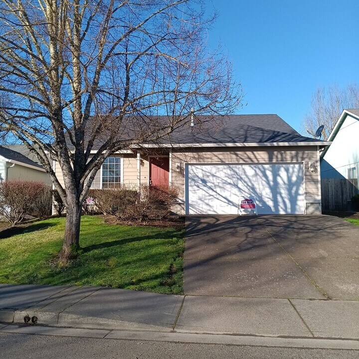 804 Griffin Dr in Monmouth, OR - Building Photo
