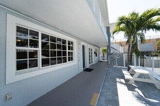 801 Andrews Ave in Delray Beach, FL - Foto de edificio - Building Photo