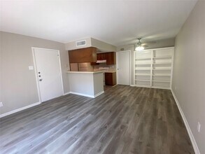 12905 Woodforest Blvd, Unit 607 in Houston, TX - Building Photo - Building Photo