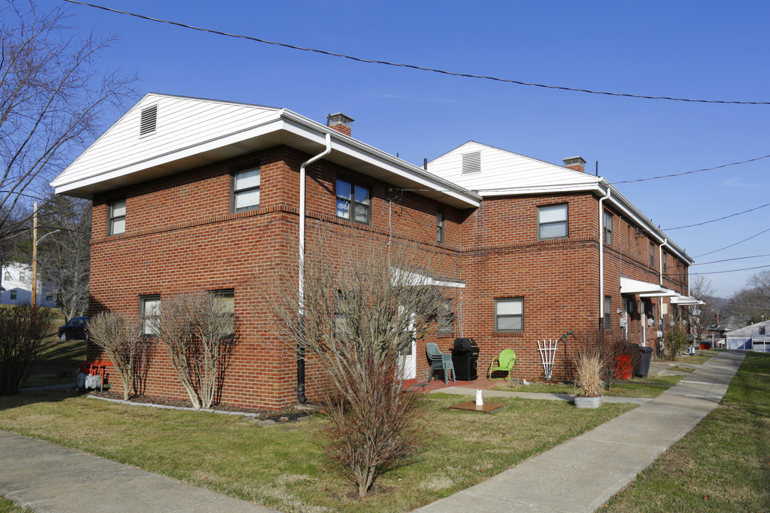 Linmar Heights in Aliquippa, PA - Building Photo