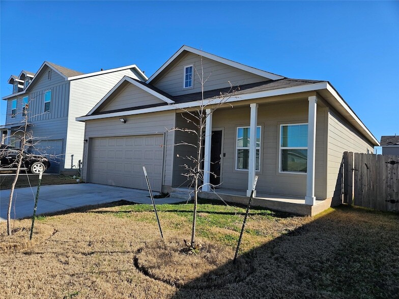 13613 Menard Wy in Elgin, TX - Building Photo