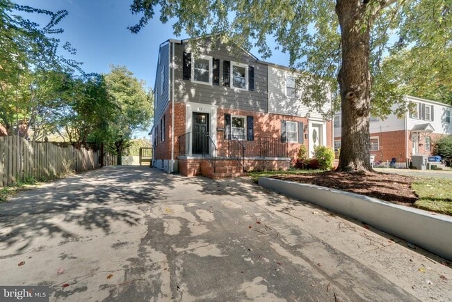 2212 Arlington Terrace in Alexandria, VA - Building Photo - Building Photo