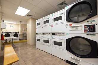 245 E 44th St in New York, NY - Foto de edificio - Building Photo