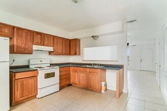 10821 Roger Dr in New Orleans, LA - Foto de edificio - Building Photo