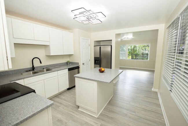 property at 198 SE Montgomery Pl
