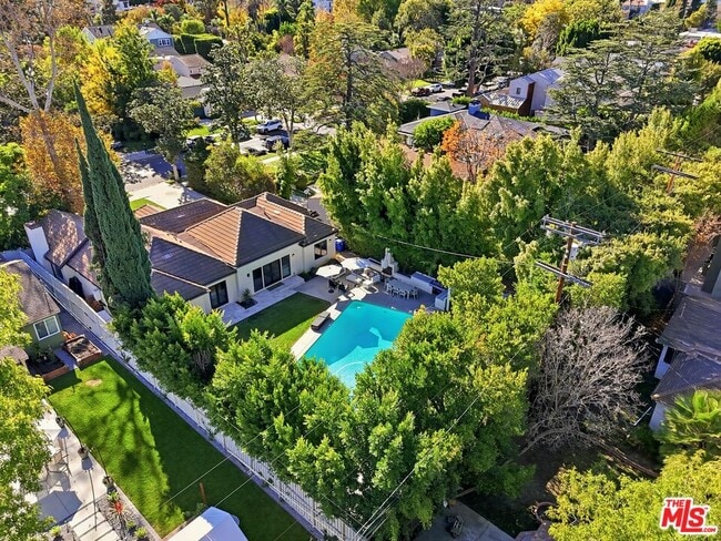 13201 Bloomfield St in Los Angeles, CA - Building Photo - Building Photo