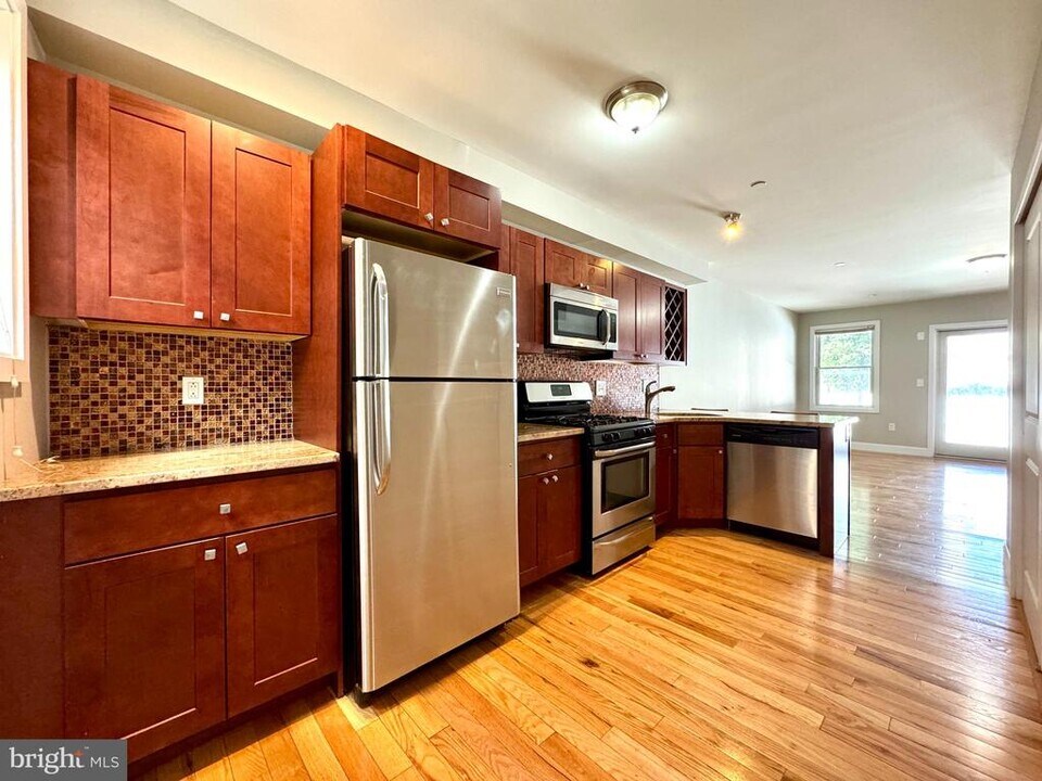 1014 E Moyamensing Ave in Philadelphia, PA - Building Photo