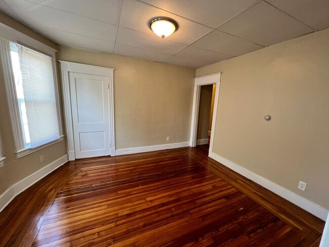 988 Chicopee St, Unit Apt 1 in Chicopee, MA - Foto de edificio - Building Photo