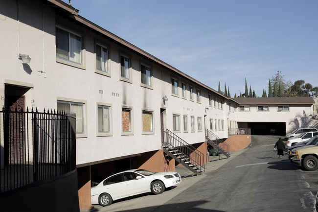 Colonial Apartment Homes in Bellflower, CA - Foto de edificio - Building Photo