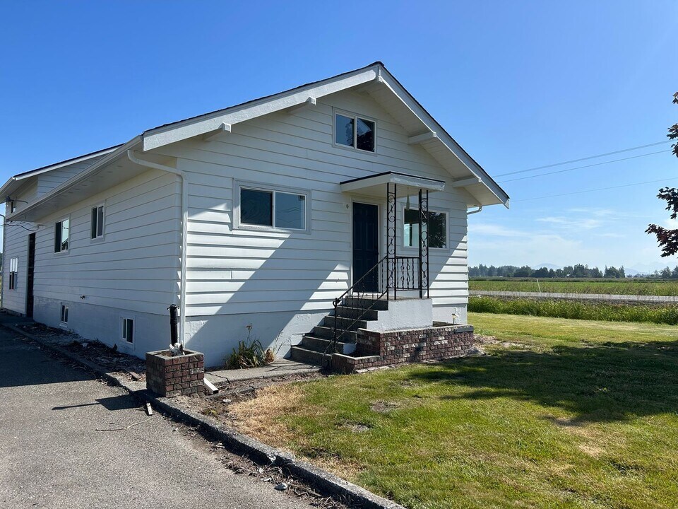 112 H Street Rd in Lynden, WA - Building Photo
