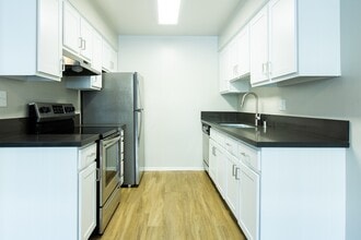 Madrid in Los Angeles, CA - Foto de edificio - Building Photo