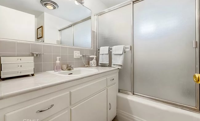 18206 Sunburst St, Unit Private room 1 in Northridge, CA - Building Photo - Building Photo