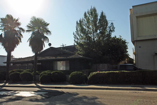 933 Lincoln Rd in Stockton, CA - Foto de edificio - Building Photo