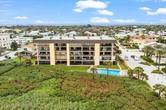555 Jackson Ave in Cape Canaveral, FL - Foto de edificio - Building Photo
