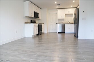 2744 Ford St in Ft. Myers, FL - Building Photo - Building Photo
