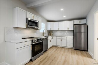 1104 Main St in Sylvan Beach, NY - Foto de edificio - Building Photo