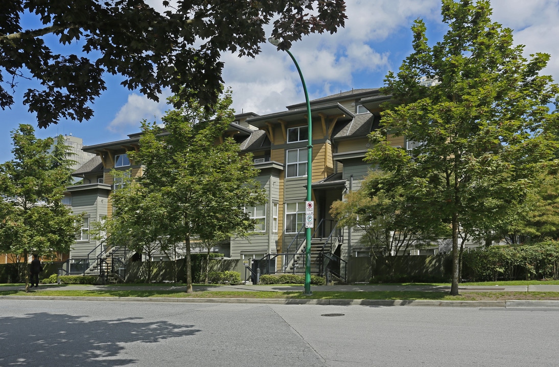 Patterson Park in Burnaby, BC - Building Photo