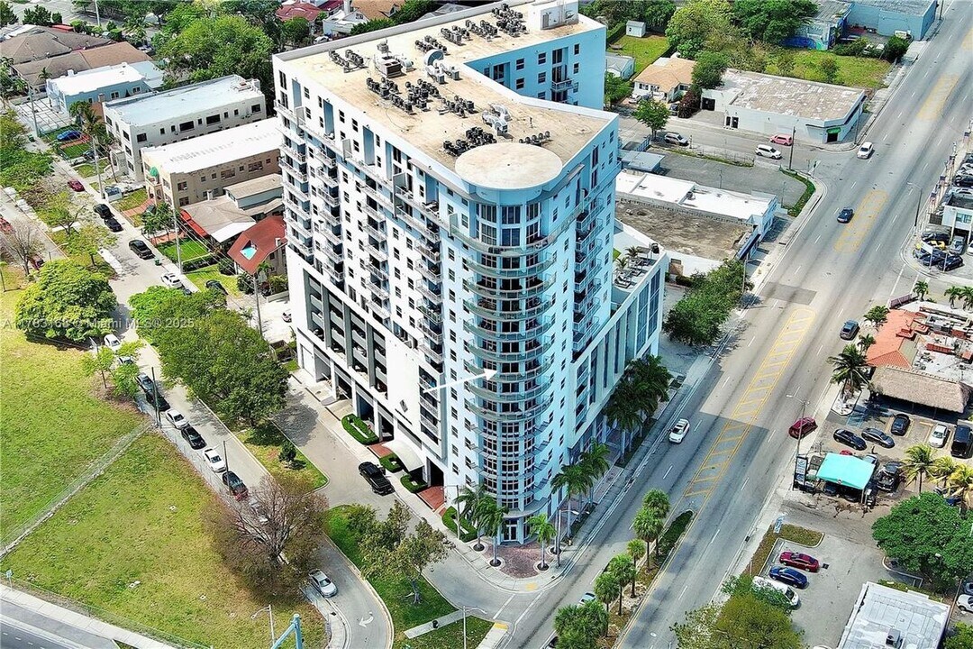 1 Glen Royal Pkwy in Miami, FL - Building Photo