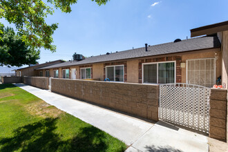 Desert View Apartments in Hesperia, CA - Building Photo - Building Photo