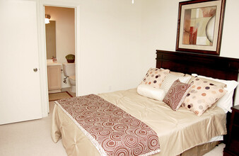 Crossroads in Metairie, LA - Building Photo - Building Photo