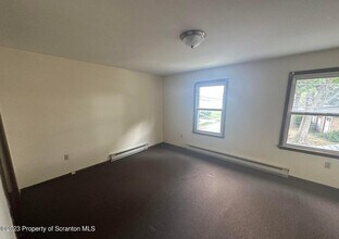 230 New Mallery Pl in Wilkes-Barre, PA - Building Photo - Building Photo