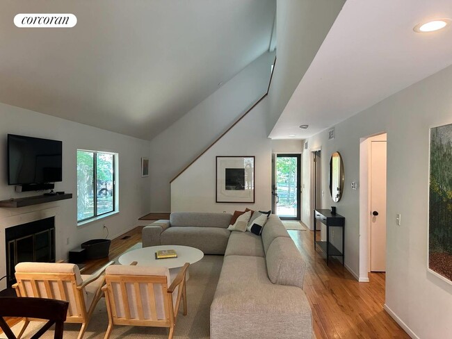 12 Orkney Rd in East Hampton, NY - Building Photo - Building Photo