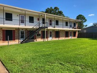 500 East House Street in Alvin, TX - Foto de edificio - Building Photo