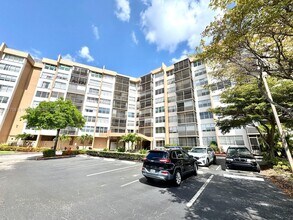 1000 St Charles Pl in Pembroke Pines, FL - Building Photo - Building Photo