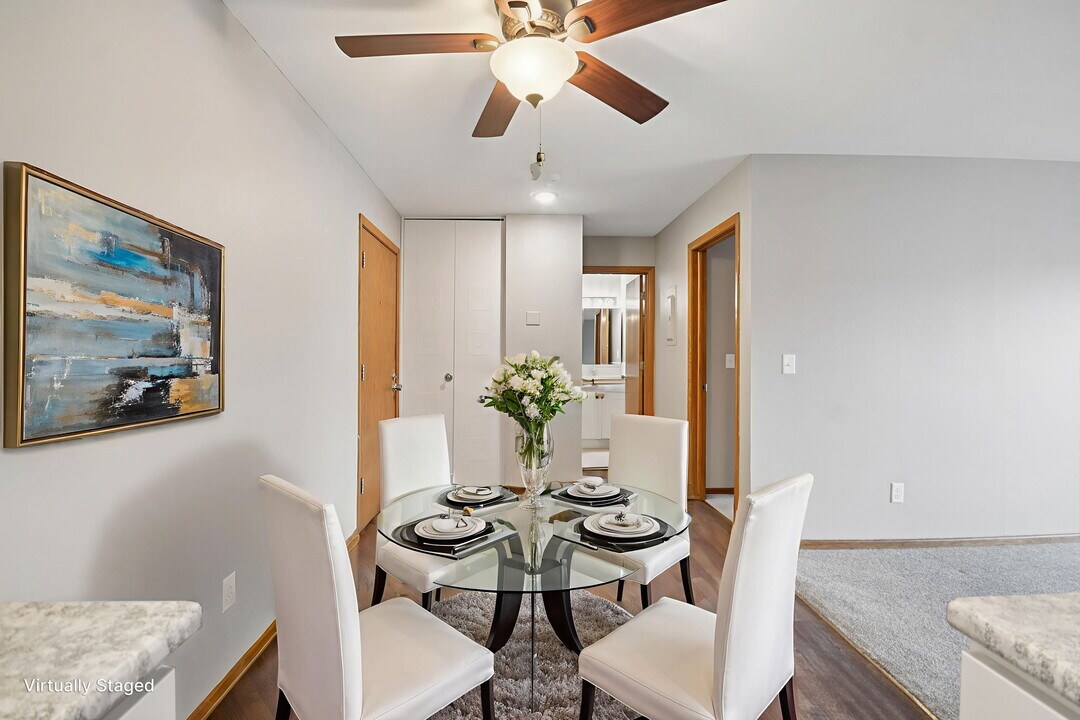 Midland Terrace in Shoreview, MN - Foto de edificio