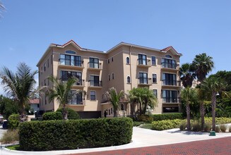 Hassan Manor in Sarasota, FL - Foto de edificio - Building Photo