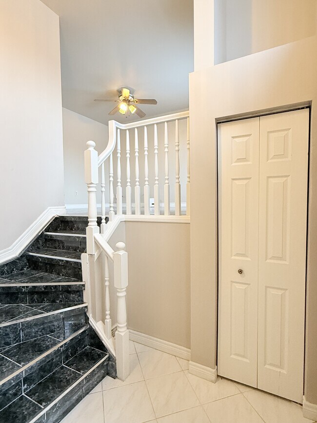 800 Cabana Road E in Windsor, ON - Building Photo - Building Photo