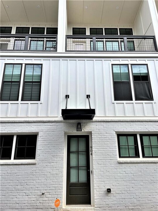 904 Brees Ct in Atlanta, GA - Building Photo