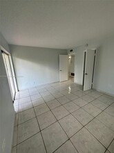8101 SW 73rd Ave in Miami, FL - Foto de edificio - Building Photo