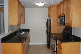9929 Erma Rd, Unit 206 in San Diego, CA - Building Photo - Building Photo
