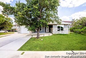 950 Paradise Dr in Canyon Lake, TX - Building Photo